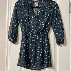 Cute see-through XS blouse with cinched waist and 1/4 sleeves!
